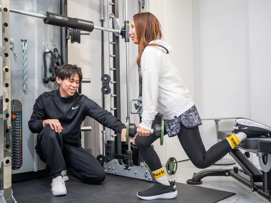 パーソナルジムのトレーニング風景