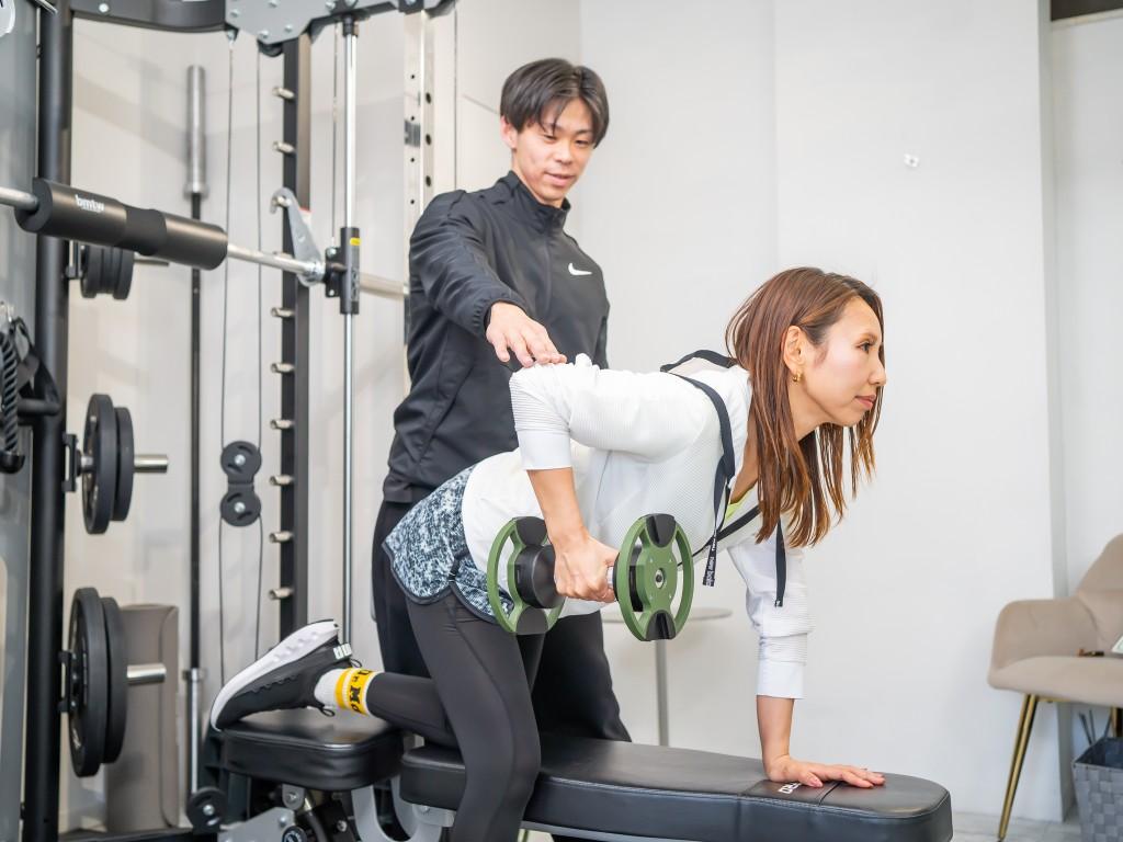 パーソナルジムのトレーニング風景